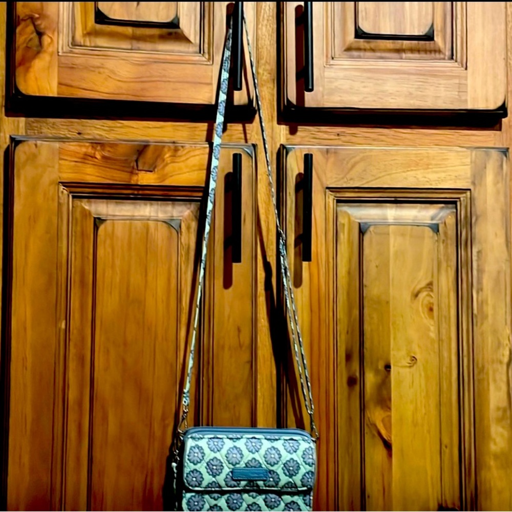 Vera Bradley Crossbody GUC
Callouts in pictures